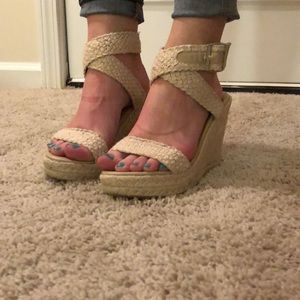 Tan woven wedges